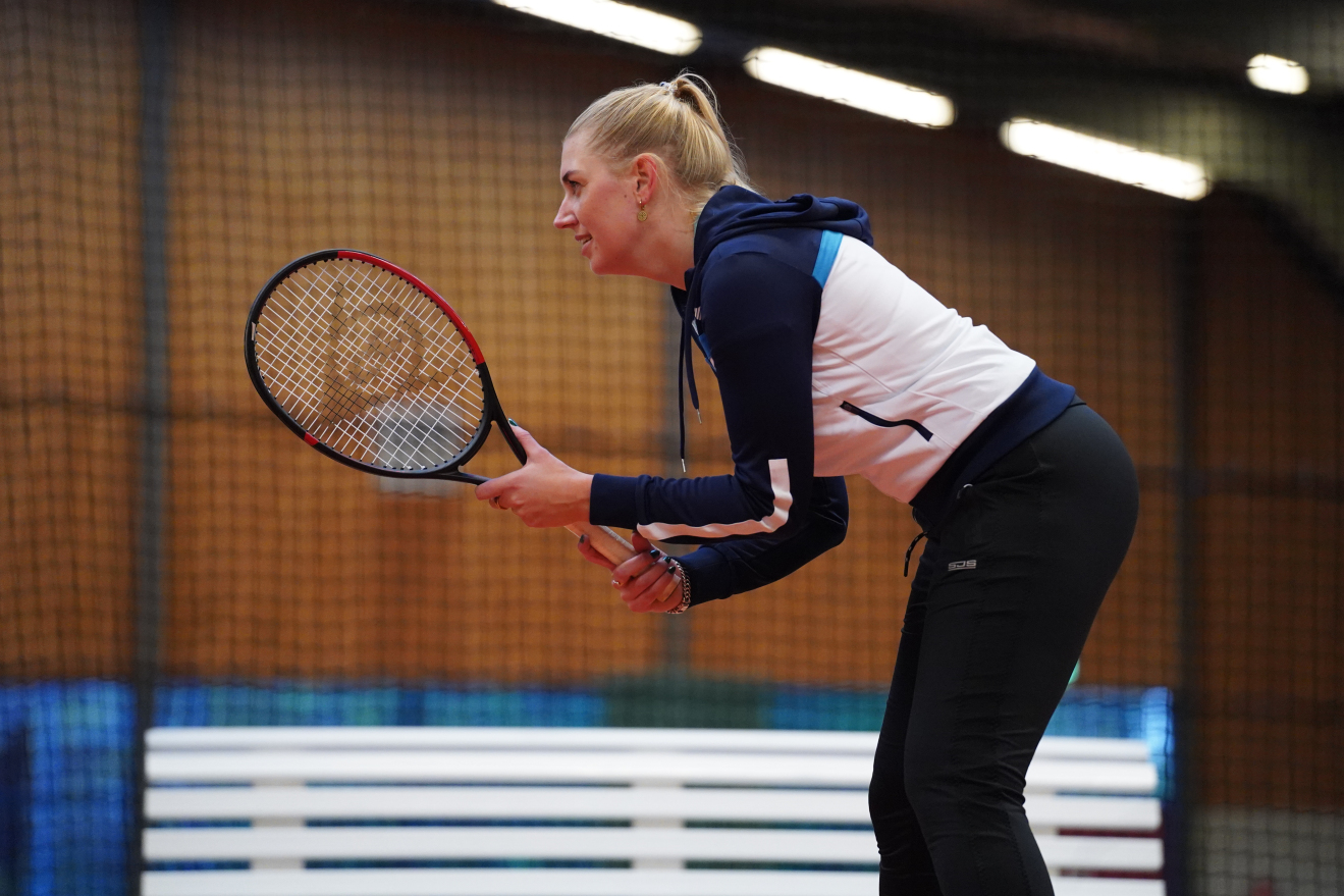 Noortje binnen fit op de baan broek uit